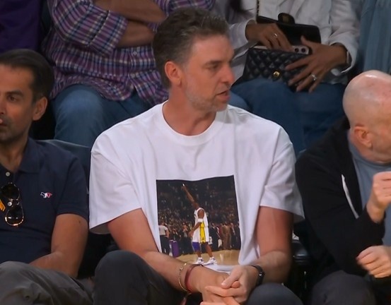 必发APP-兄弟情深！大加索尔身穿科比81分纪念T恤现场观战湖人！